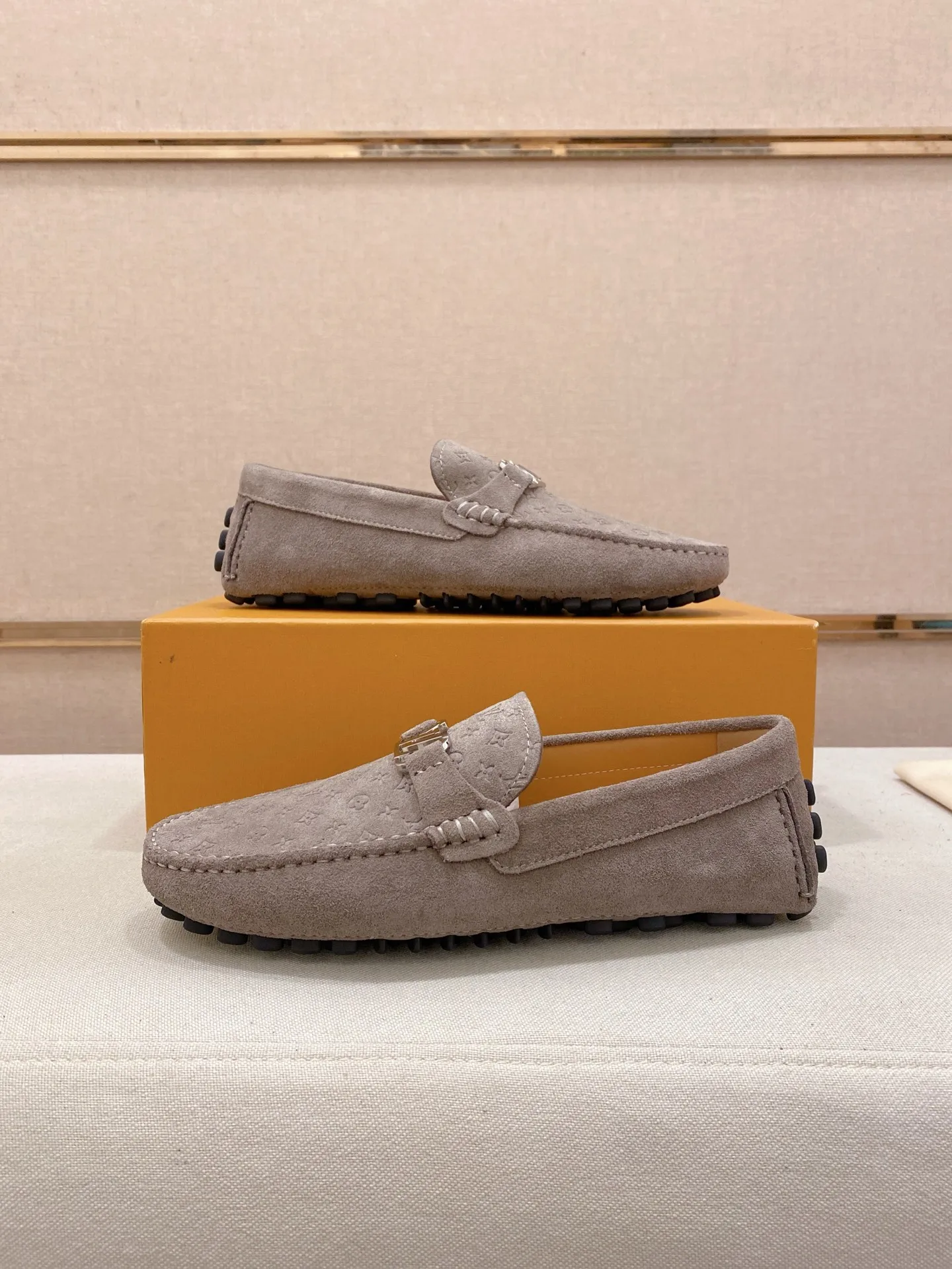 Factory price: 500💰High-end quality! LV 🆕🆕Exclusive hot-selling products in stock🔥🔥New products on the shelves, high-quality Ferragamo men's pea shoes, high-end casual driving shoes, with complete packaging! 💪 💪 Material: Imported suede cowhide 🐂 + Imported high-quality buffalo leather lining + wear-resistant outsole 👍🏻👍🏻 Features: High-end and comfortable, purely handmade 🚀 🚀 Create the perfect shoes that suit you best 🔥 🔥 Size: (38-44) 45 standard size can be customized!